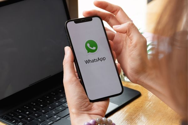 Telefon değiştirince WhatsApp mesajları silinir mi?